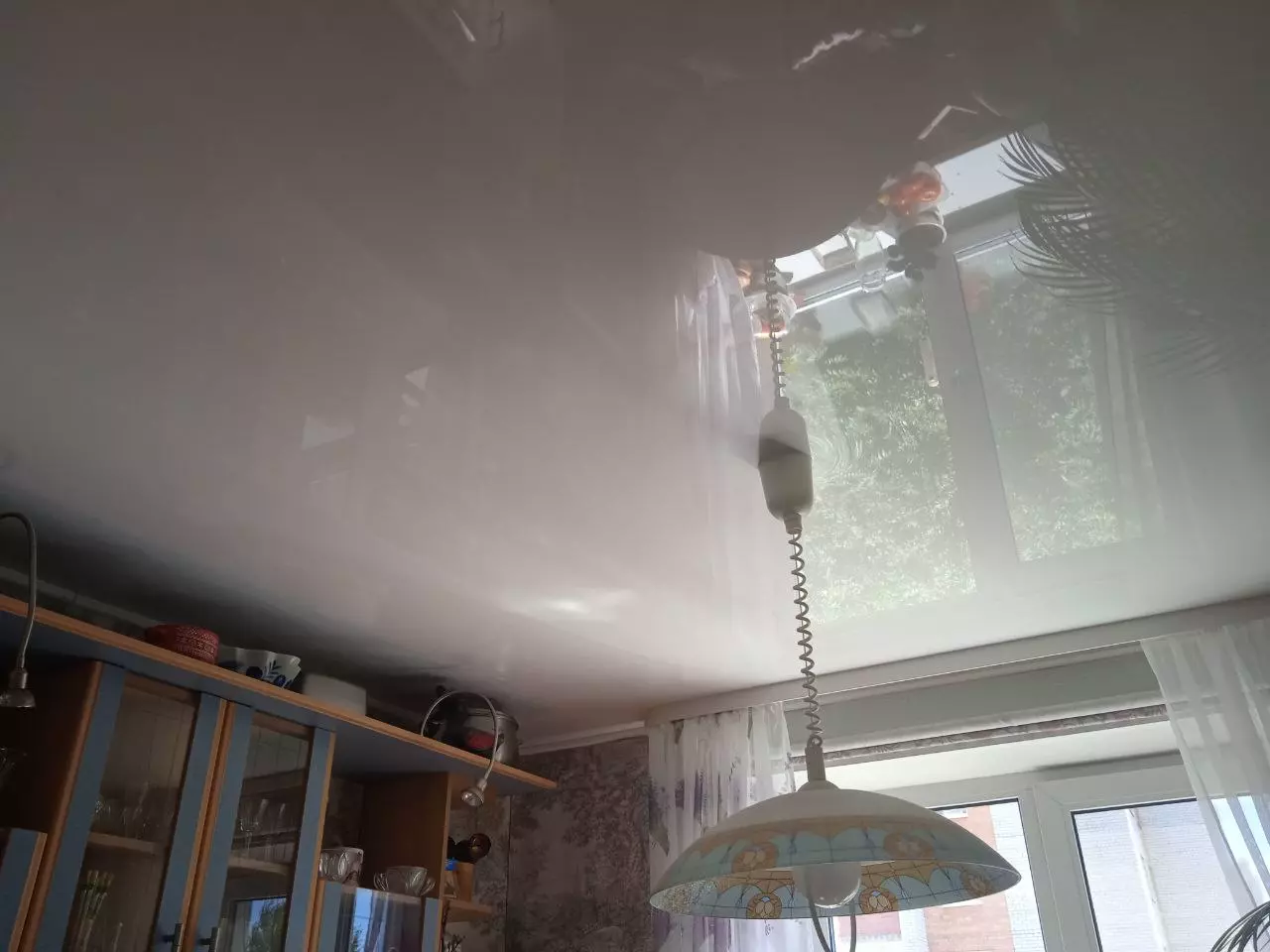 Глянцевый натяжной потолок на кухню, фото 2